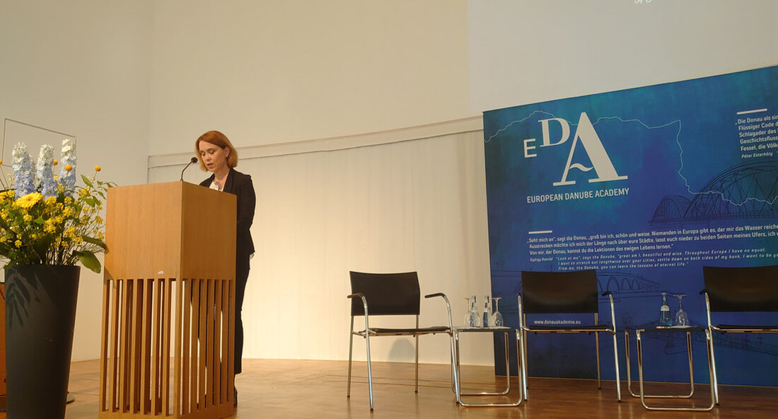 Die neunte Donaukulturkonferenz 2022 in Ulm steht unter dem Motto „Gemeinsam stark bleiben“ und demonstriert damit Solidarität mit der Ukraine. Es ist auch ein zentraler Baustein für den kulturellen Austausch im Donauraum. Nach der ersten, 2013 vom baden-württembergischen Ministerium für Wissenschaft, Forschung und Kunst in Kooperation mit der Europäische Donauakademie initiierte Donau Kulturkonferenz findet in diesem Jahr statt Neunte Donaukulturkonferenz wieder in Ulm. Die Danube Culture Conference bringt Kreative, Experten und Entscheidungsträger aus dem gesamten Donauraum zusammen. Ziel war es von Anfang an, den vielfältigen internationalen Kulturbetrieb zu vernetzen – mit Erfolg. „Die Donaukulturkonferenz ermöglicht nicht nur allen Teilnehmern, Kontakte …