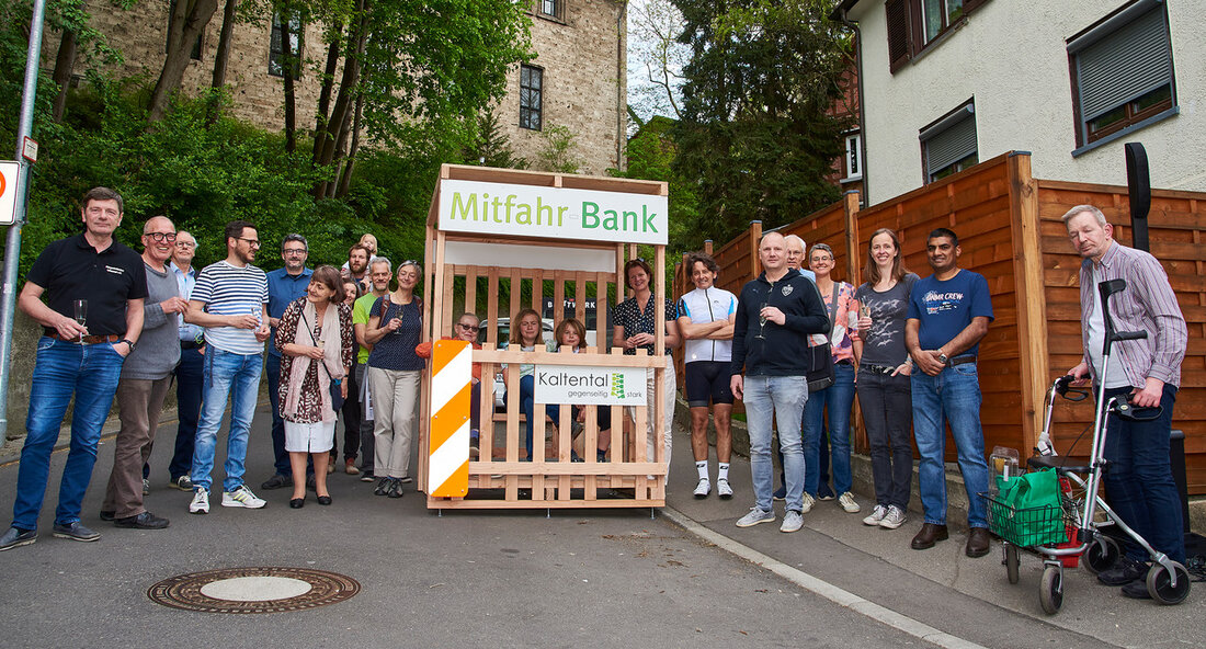 Das Land Baden-Württemberg hat im Jahr 2023 insgesamt 1,2 Millionen Euro im Rahmen der nichtinvestiven Städtebauförderung an 17 Städte und Gemeinden verteilt. Das Förderprogramm unterstützt gezielt den Auf- und Ausbau sozialer Projekte in laufenden Sanierungsgebieten. Die geförderten Kommunen in Baden-Württemberg sind Bad Mergentheim, Bösingen, Bruchsal, Freiburg im Breisgau, Gäufelden, Heilbronn, Heitersheim, Lauchringen, Leinfelden-Echterdingen, Ludwigsburg, Mannheim, Offenburg, Schopfheim, Spaichingen, Stuttgart, Tuttlingen und Ulm. Ministerin für Landesentwicklung und Wohnen, Nicole Razavi, betont die Bedeutung der nichtinvestiven Städtebauförderung als Ergänzung zu den baulich-investiven Programmen. Sie erklärt, dass die Fördermittel den gesellschaftlichen Zusammenhalt stärken, die Generationsgerechtigkeit verbessern und zu lebendigen Quartieren beitragen. Das Förderprogramm …