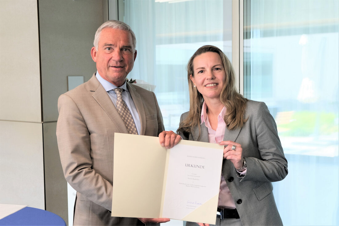 Nicole Matthöfer wird neue Präsidentin der Cybersicherheitsagentur Baden-Württemberg, wie aus einer aktuellen Pressemitteilung hervorgeht. Sie tritt damit die Nachfolge von Ralf Rosanowski an, der das Amt bis zu seinem Ruhestand innehatte. Die Ernennung von Matthöfer zur Leiterin dieser bedeutenden Behörde, die als Drehscheibe für Cybersicherheit im Land agiert, erfolgte aufgrund der steigenden Bedrohungslage durch Cyberangriffe. Diese Angriffe können zu erheblichen finanziellen Schäden und anderen schwerwiegenden Folgen führen, weshalb es entscheidend ist, die Cybersicherheit zu stärken. In ihrer neuen Rolle als Präsidentin der Cybersicherheitsagentur Baden-Württemberg wird Nicole Matthöfer die Gesamtverantwortung für den weiteren Ausbau und die strategische Steuerung der Behörde übernehmen. …