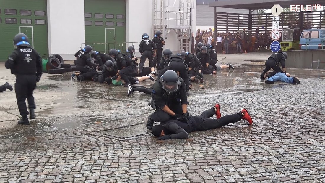 Tag der offenen Tür bei der Bereitschaftspolizei Leipzig. Hier wurde die Aktion gegen eine Gruppe von Hooligans gezeigt. Wasserwerfer, Spezialfahrzeuge und eine Beweissicherungs- und Festnahmeeinheit (BFE) seien „eingesetzt“. Dies ist eine Demonstration und kein reales Szenario. Kamera: Sony FDR-AX53 Schaut auch bei Facebook vorbei: https://www.facebook.com/ Einsatzfahrten.leipzig/ Und auf Instagram: https://www.instagram.com/ Einsatzfahrten_leipzig/ Die Weiterveröffentlichung meiner Videos ist nur möglich in unverändertem Zustand in Form von Teilen, Verlinkung oder Einbettung erlaubt! Leipzig-Eutritzsch: 2. Juni 2018. Youtube-Link