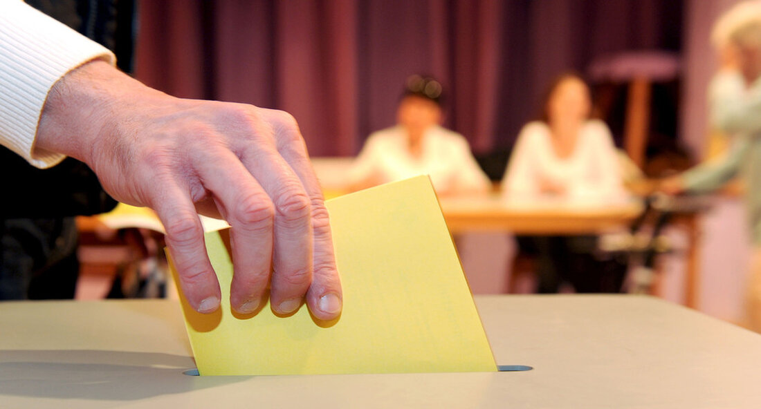 Die genehmigten Nominierungen für die Landtagswahlen in Baden-Württemberg am 14. März 2021 wurden bestätigt. Für die 70 Wahlkreise wurden insgesamt 872 Nominierungen von 21 Parteien eingereicht. Nach Angaben der Landtagswahlbeauftragten Cornelia Nesch lehnte das Landtagswahlkomitee am 28. Januar 2021 eine Bürgerbeschwerde gegen eine Berufsbezeichnung in der Zulassungsentscheidung des Bezirkswahlkomitees im Wahlkreis 67 Bodensee als unzulässig ab. Dies bedeutet, dass die genehmigten Nominierungen für die Landtagswahl am 14. März 2021 endlich behoben. 872 Nominierungen von 21 Parteien In den insgesamt 70 Wahlkreisen sind 872 Nominierungen von 21 Parteien (2016: 22 Parteien mit 792 Nominierungen) mit 639 Bewerbern (2016: auch 639) und …