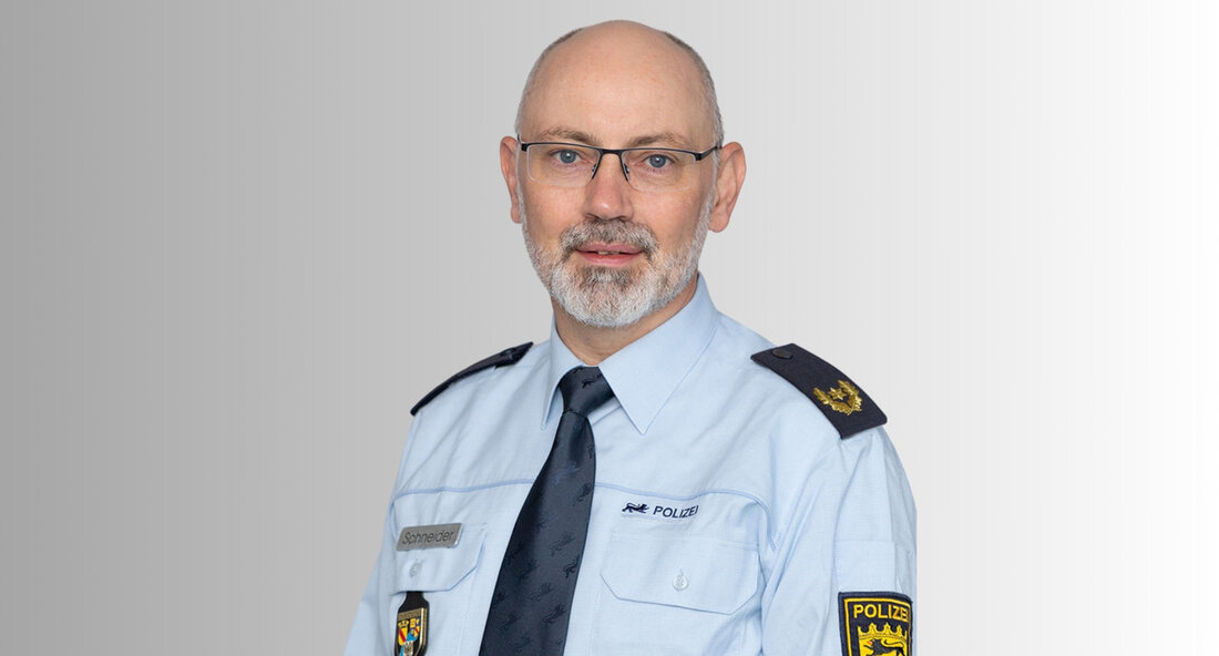 Neuer Landespolizeidirektor für Baden-Württemberg ernannt Am Mittwoch, den 19. Juni 2024, gab der stellvertretende Ministerpräsident und Innenminister Thomas Strobl bekannt, dass Norbert Schneider der neue Landespolizeidirektor in Baden-Württemberg wird. Er tritt somit die Nachfolge von Martin Feigl an, der Ende Mai in den Ruhestand verabschiedet wurde. Norbert Schneider bringt eine langjährige polizeiliche Erfahrung mit sich und hat sich in verschiedenen Führungsfunktionen bewährt. Seine Ernennung als ranghöchster Beamter der Schutzpolizei in Baden-Württemberg und Leiter des Referats 31 im Innenministerium wird als wichtiger Schritt zur Stärkung der Polizei im Land angesehen. Besonders hervorgehoben wurde seine Expertise in der Koordination landesweiter Einsatzlagen, im …