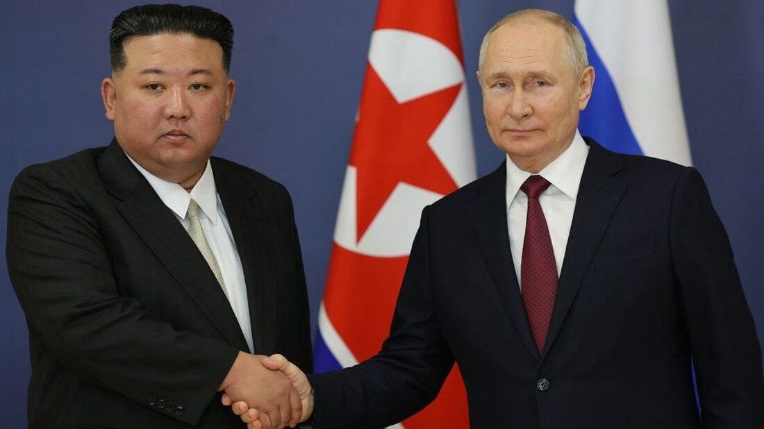 US-Beamte haben Nordkorea beschuldigt, große Mengen militärischer Ausrüstung an Russland für den Einsatz in der Ukraine geliefert zu haben. Pjöngjang habe in den „letzten Wochen“ bis zu 1.000 Container mit „Ausrüstung und Munition“ geliefert, sagte John Kirby, Sprecher des Nationalen Sicherheitsrats. Beamte veröffentlichten außerdem Fotos von angeblich 300 für den Transport in Najin, Nordkorea, zusammengebauten Containern. Im vergangenen Monat besuchte der nordkoreanische Führer Kim Jong Un Russland, um eine mögliche militärische Zusammenarbeit zu besprechen. Es wird angenommen, dass das Moskauer Militär bei seinem anhaltenden Einmarsch in die Ukraine riesige Mengen an Artilleriegranaten und Raketen verbrennt und versucht, seine Vorräte von …