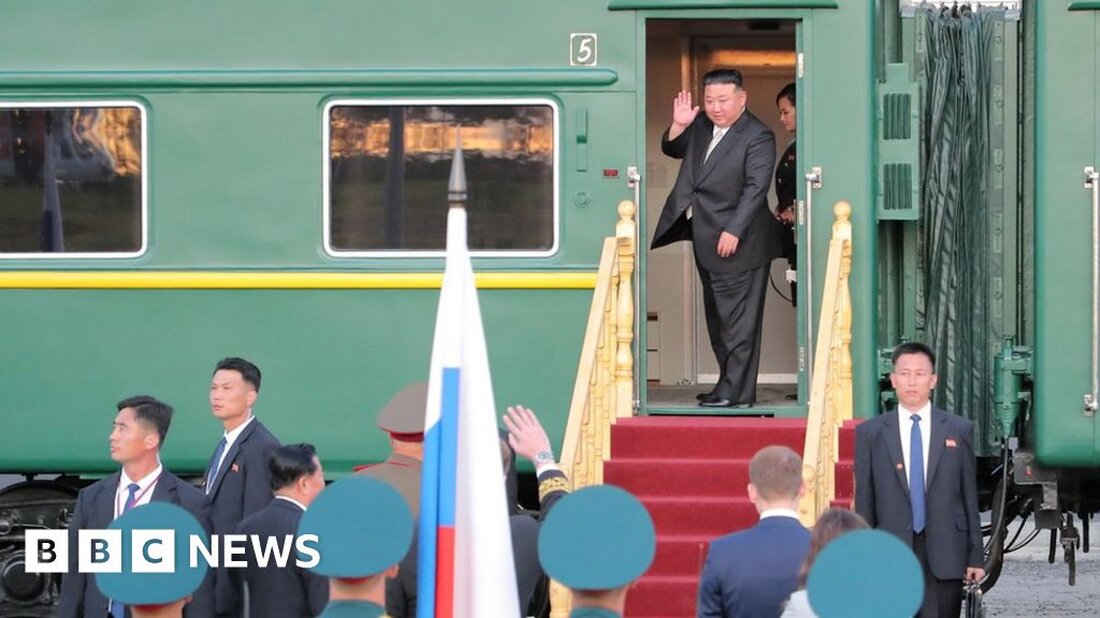 Nordkoreas Machthaber Kim Jung Un hat überraschend seinen Besuch in Russland verlängert, wo er Präsident Wladimir Putin wegen eines mutmaßlichen Waffengeschäfts traf. Das Paar hatte am Mittwoch Möglichkeiten einer militärischen Zusammenarbeit besprochen. Herr Putin habe auch eine Einladung von Herrn Kim zu einem Besuch Nordkoreas „dankbar“ angenommen, sagte ein Kreml-Sprecher. Moskau kaufe Waffen für seinen Krieg gegen die Ukraine und jede Hilfe würde gegen UN-Resolutionen verstoßen, warnten die USA. Herr Kim wurde am Mittwoch im Raumfahrtzentrum Vostochny im Fernen Osten Russlands von Herrn Putin herzlich empfangen – der nordkoreanische Führer reiste zwei Tage lang in seinem privaten, kugelsicheren Luxuszug dorthin. …