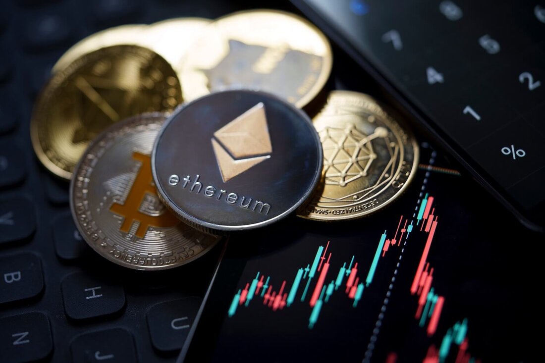 Der Preis von Notcoin (NOT) stieg am Dienstag um 20 %, da der neue Token weiter stieg. Mit einer aktuellen Marktkapitalisierung von 942 Millionen US-Dollar scheint Notcoin kurz vor dem Durchbruch in die Top 100 der Münzen zu stehen. Bitcoin, Ethereum und Solana sind in den letzten 24 Stunden alle um 3 % gefallen. Dies wiederum führt dazu, dass der Großteil des Kryptomarktes in Schwierigkeiten steckt. Zu den Ausnahmen zählen jedoch Notcoin (NOT), Celestia (TIA) sowie die Memecoins Floki und Pepe, da sie aufgrund ihrer Dynamik im grünen Bereich bleiben. Notcoin-Preis steigt rasant, Token steht kurz vor dem Einzug in …