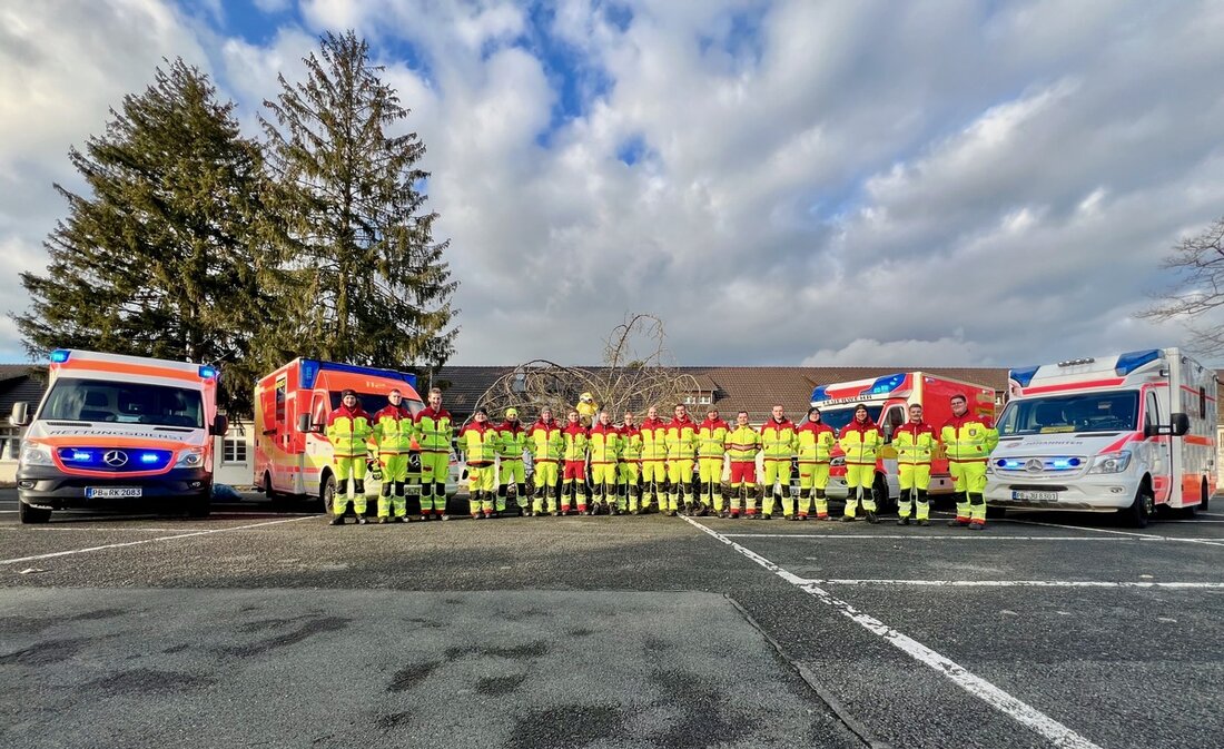 Die Feuerwehr Paderborn schloss erfolgreich den NotSan Lehrgang "NotSan23" ab, mit Fokus auf lebensrettende Maßnahmen bei Trauma.