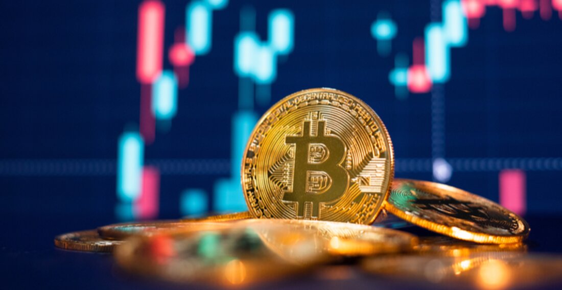 Bitcoin wird seit den Tiefstständen im Juli über der 40.000-Dollar-Marke gehandelt, und einige Marktexperten erwarten immer noch, dass es vor Ende des Jahres eine weitere Rallye einleiten wird Der Kryptowährungsmarkt befand sich in den letzten Wochen in einer rückläufigen Situation. Bitcoin hat sich schwer getan, die 50.000-Dollar-Marke zu überschreiten, und ist auf über 42.000 Dollar pro Münze gefallen. Ether hingegen hat seine Unterstützung über 3.000 US-Dollar verloren und handelt jetzt bei rund 2.900 US-Dollar pro Münze. Trotz der bestehenden rückläufigen Bedingungen glaubt Mike Novogratz, dass Bitcoin in einer guten Verfassung ist, solange sein Preis über 40.000 $ bleibt. Er sagte …