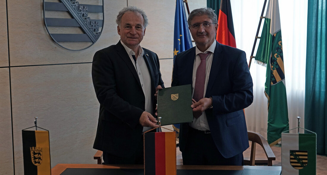 Das Hub-Projekt OZG ist aktuell der Höhepunkt einer über 15-jährigen Zusammenarbeit der digitalen Serviceportale zwischen Sachsen und Baden-Württemberg. In Baden-Württemberg heißt es Service-bwim Freistaat Sachsen Büro24: Diese digitalen Serviceportale garantieren Bürgern und Unternehmen einen einfachen und sicheren Zugang zu digitalen Verwaltungsdiensten. Sie sollen künftig gemeinsam weiter ausgebaut werden. Eine Kooperationsvereinbarung wurde von den CIOs beider Länder am 24. Mai 2022 in der Sächsischen Staatskanzlei unterzeichnet. Serviceportal Amt24 zentrale Anlaufstelle Staatssekretär für Digitale Verwaltung und Verwaltungsmodernisierung Thomas Popp, der die Rolle des sächsischen CIO innehat, sagt: „Der beste Weg für uns, eine erfolgreiche digitale Verwaltung zu schaffen, ist gemeinsam. Sachsen profitiert …