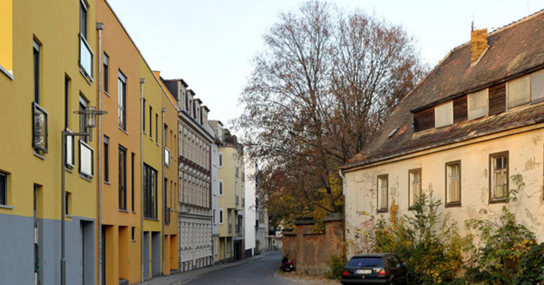 Der Oberbürgermeister Burkhard Jung lädt alle Bürgerinnen und Bürger am 18. April 2024 zu einem Rundgang durch den Ortsteil Kleinzschocher ein. Während des rund zweistündigen Rundgangs wird es die Möglichkeit geben, über Entwicklungen, Probleme und Lösungsvorschläge im Ortsteil zu sprechen. Der Treffpunkt ist um 16:30 Uhr an der Radrennbahn in der Windorfer Straße 63. Von dort aus führt die Route unter anderem zum Rittergut Kleinzschocher, zum Martinsplatz, zum Schwartzeplatz und endet an der Schule am Grünen Gleis in der Baumannstraße 1. Kleinzschocher, ein Ortsteil in Leipzig, hat eine reiche Geschichte und viele Sehenswürdigkeiten zu bieten. Unter anderem befindet sich dort …