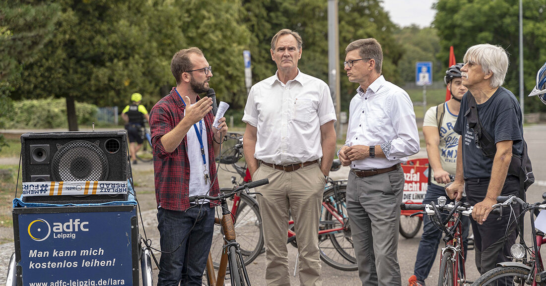 Oberbürgermeister lädt zur Radtour Gemeinsam mit Vertretern des Allgemeinen Deutschen Fahrrad-Clubs (ADFC) Leipzig e. V. lädt Oberbürgermeister Burkhard Jung am 7. Juni 2023, 17 Uhr, zu einer Radtour ein. Auf der rund zweistündigen Tour werden die Radwege im Leipziger Zentrum, Zentrum-Ost, Schönefeld-Abtnaundorf und Volkmarsdorf getestet. © Stadt Leipzig/ Roland Quester Die etwa sechs Kilometer lange Rundfahrt beginnt mit der Begrüßung auf dem Burgplatz und führt dann über den Dittrichring zum Richard-Wagner-Platz, Hauptbahnhof Westseite, Berliner Straße zur Adenauerallee, weiter zum Kohlweg, Bennigsenstraße, Ludwigstraße bis zur Hildegardstraße, wo die Infotour endet. Der ADFC e. V. wird auf der Route Vorschläge zur Verbesserung &hellip;