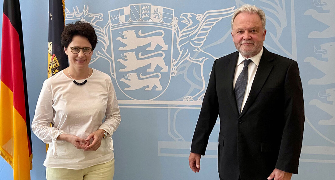 Alexander Schwarz ist neuer Opferbeauftragter der Landesregierung. Der langjährige Oberstaatsanwalt löst seinen Vorgänger Dr. Uwe Schlosser ab. Der langjährige Oberstaatsanwalt Alexander Schwarz ist der Neue Opferbeauftragter der Landesregierung Baden-Württemberg. Justiz- und Migrationsministerin Marion Gentges überreichte ihm am Mittwoch, 21. Juli 2021, die Ernennungsurkunde und begrüßte ihn in seinem neuen Amt. Alexander Schwarz folgt dem ersten Opferbeauftragten der Landesregierung, dem ehemaligen Generalstaatsanwalt Dr. Uwe Schlosser. Dieses Amt hatte er vom 1. Juli 2020 bis zum Ende der vorangegangenen Legislaturperiode inne, stand aber aus familiären Gründen für eine weitere Amtszeit nicht mehr zur Verfügung. Minister für Justiz und Migration Marion Gentges sagte: …