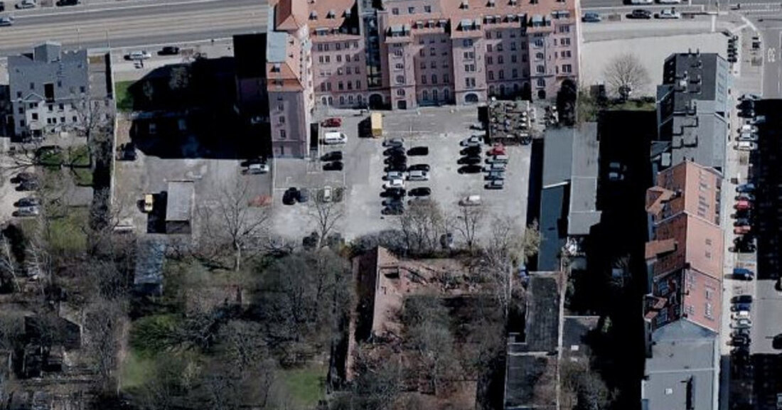 Öffentliche Beteiligung für neues Quartier am Volkshaus startet Nach dem städtebaulichen Wettbewerb für das „Quartier am Volkshaus“ im Zentrum-Süd soll nun die öffentliche Beteiligung zu den Plänen beginnen. Die Immobilienverwaltungsgesellschaft IVG der Vereinten Dienstleistungsgewerkschaft ver.di mbH möchte das Areal an der Karl-Liebknecht-Straße zu einem der modernen Arbeits- und Lebenswelt angepassten Quartier entwickeln. Das Berliner Büro Meyer-Grohbrügge hat den prämierten Wettbewerbsbeitrag weiterentwickelt und zu einem Entwurf für das Vorhaben ausgearbeitet. Mit diesem kann nach dem Beschluss der Stadtspitze jetzt die Öffentlichkeit beteiligt werden. Schrägluftbild Umfeld Volkshaus Verhältnis von Verdichtung und Freiräumen besonders herausfordernd Das rund 1,3 Hektar große Areal hinter dem &hellip;