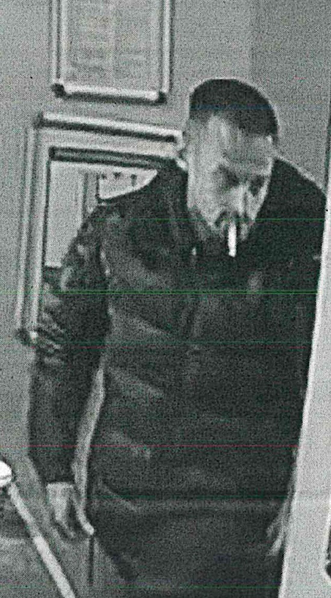 Die Kripo Erfurt sucht mit richterlichem Beschluss nach Beschuldigten eines Messerangriffs in einer Bar am 17.11.2023.