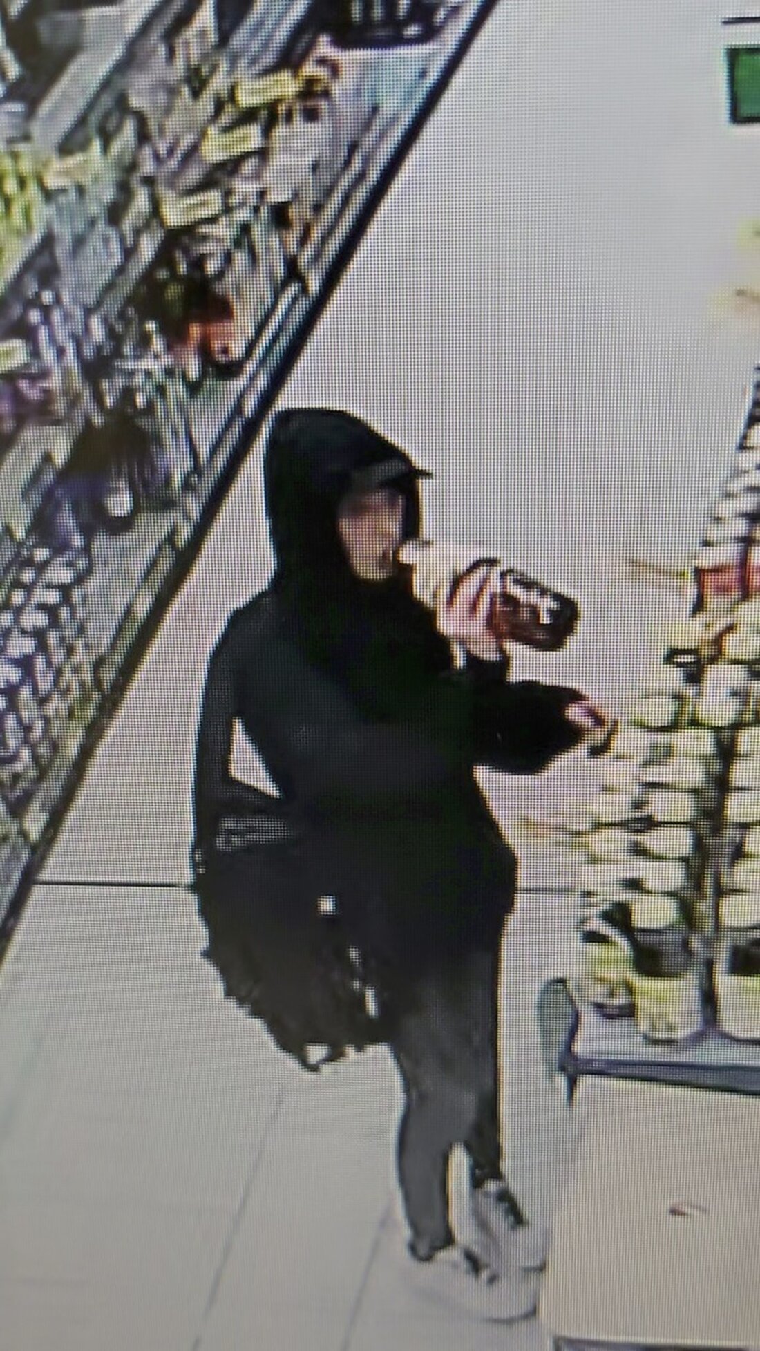 Die Polizei Erfurt sucht öffentlich nach einem mutmaßlichen Angreifer, der einen Sicherheitsmitarbeiter mit Pfefferspray verletzt hat. Hinweise erbeten.