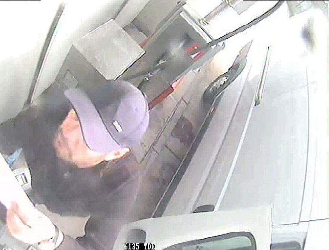 Die Polizei Gotha sucht nach Zeugen zu einem Tankbetrug in Sömmerda, bei dem ein Unbekannter mit gefälschter Karte tankte.