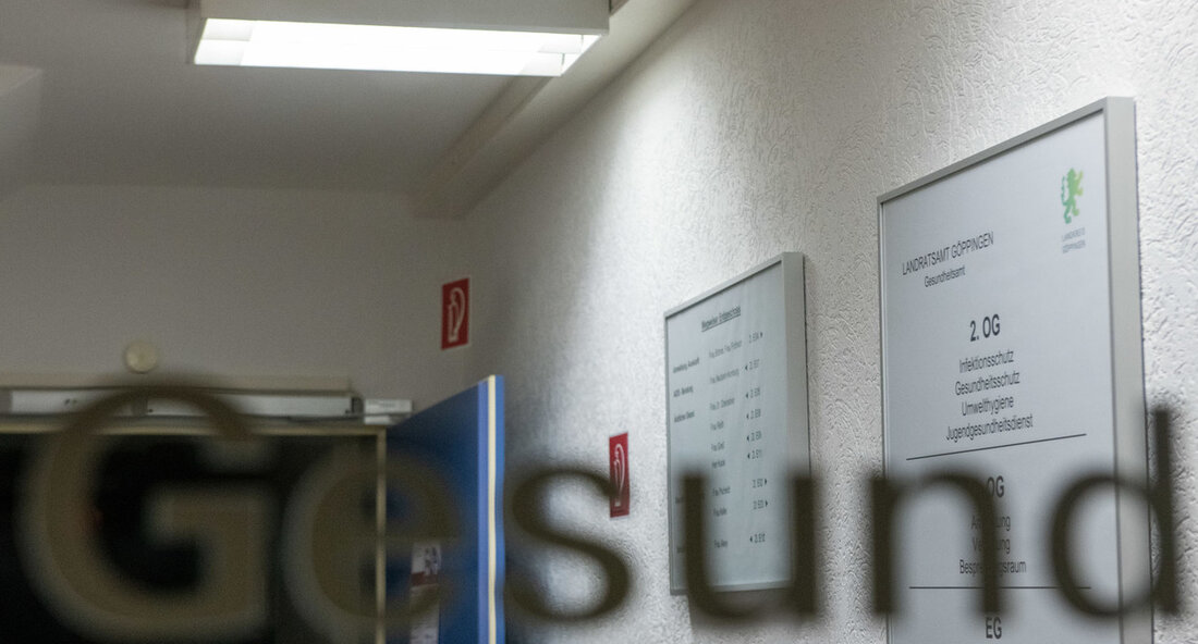 Die Führungskräfte der Gesundheitsämter in Baden-Württemberg kommen derzeit in Ulm zusammen, um sich mit Gesundheitsminister Manne Lucha und weiteren Vertretern des Ministeriums, der Regierungspräsidien und der Kommunalen Landesverbände zu treffen. Das Ziel dieses Treffens ist es, die Weichen für die Zukunft des Öffentlichen Gesundheitsdienstes (ÖGD) zu stellen und sich auf die großen Herausforderungen vorzubereiten. Die Bedeutung der Arbeit der Gesundheitsämter wurde spätestens während der Corona-Pandemie deutlich. Gesundheitsminister Lucha betont die Wichtigkeit, die Gesundheitsämter aus ihrem bisherigen „Schattendasein“ zu lösen und ihnen die Aufmerksamkeit zu geben, die sie verdienen. Für den ÖGD stehen zahlreiche Herausforderungen bevor, wie der Klimawandel, biologische Gefahrenlagen, …