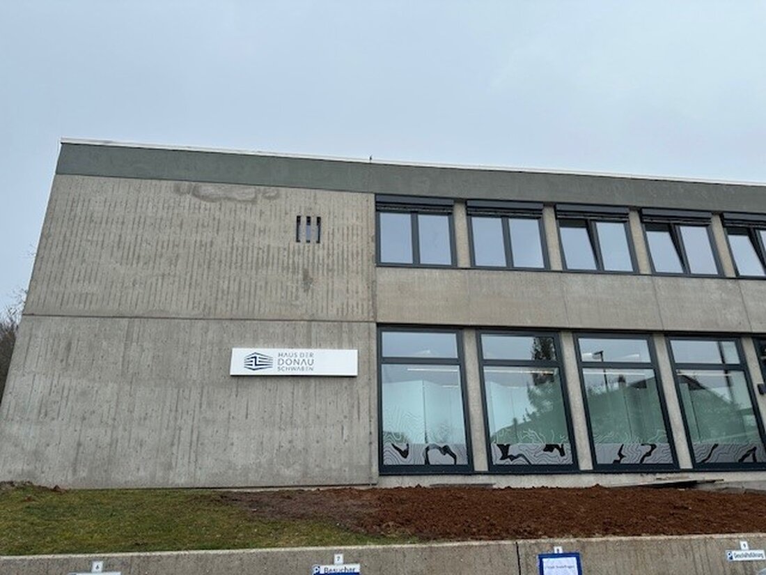 Das Haus der Donauschwaben in Sindelfingen feierte kürzlich eine wichtige Wiedereröffnung nach einer umfassenden Sanierung und Neukonzeption. Seit mehr als fünf Jahrzehnten war das Haus ein beliebter Treffpunkt für Donauschwaben aus aller Welt. Nun soll durch die Modernisierung und die inhaltliche Neuausrichtung eine breitere Öffentlichkeit angesprochen werden. Der stellvertretende Ministerpräsident und Innenminister von Baden-Württemberg, Thomas Strobl, betonte bei der Neueröffnung die Bedeutung des Hauses der Donauschwaben als Investition in die Völkerverständigung. Durch die Neukonzeption sollen kulturelle Veranstaltungen, Ausstellungen, ein Archiv und eine Fachbibliothek für ein breites Publikum zugänglich gemacht werden. Der neu gestaltete Ehrenhof dient zudem als Raum für das …