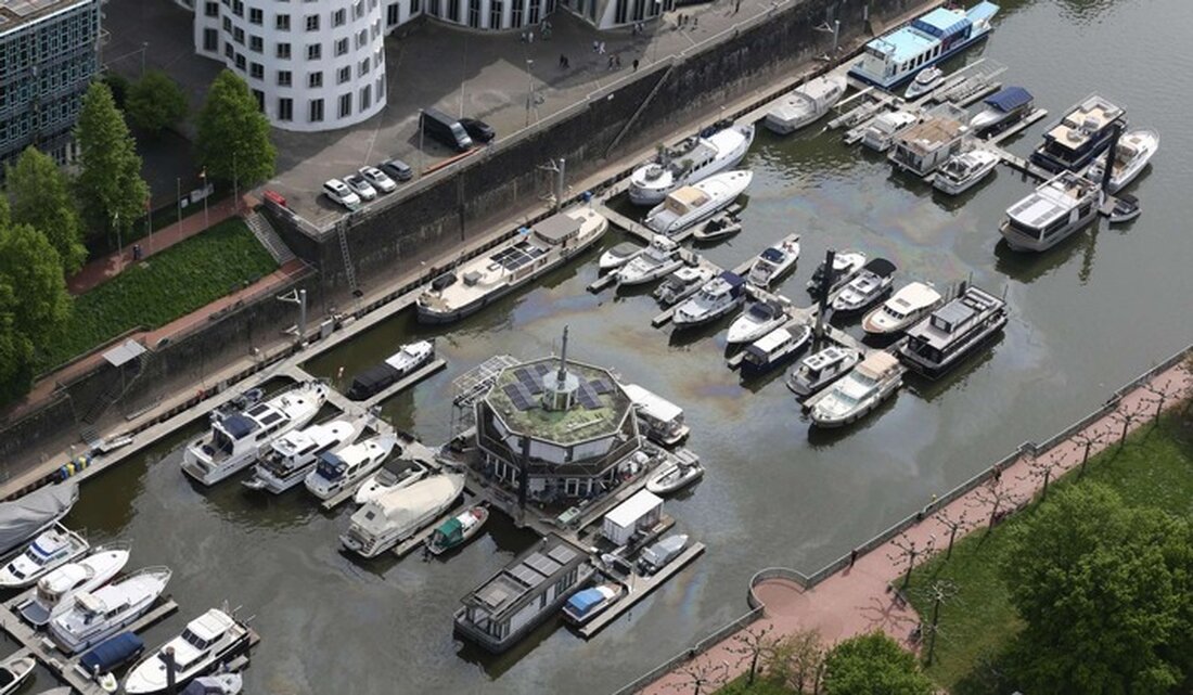 Am Sonntag, den 20. April, entdeckte ein Besucher am Düsseldorfer Rheinturm eine Gewässerverunreinigung im Zollhafen. Experten vermuten Diesel oder Öl.