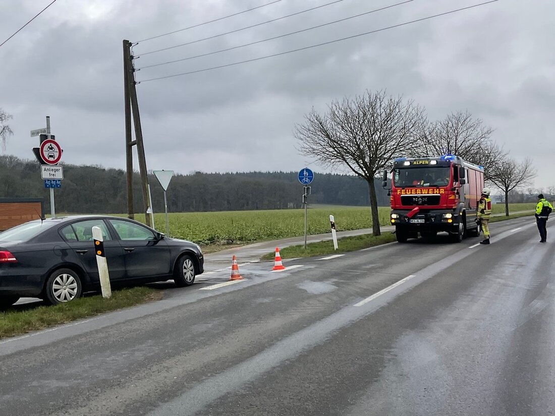 Einsatz der Feuerwehr Alpen: Pkw mit Motorplatzer verursacht Ölspur. Schnellmaßnahmen der Einheiten Alpen und Veen erfolgten um 12:39 Uhr.