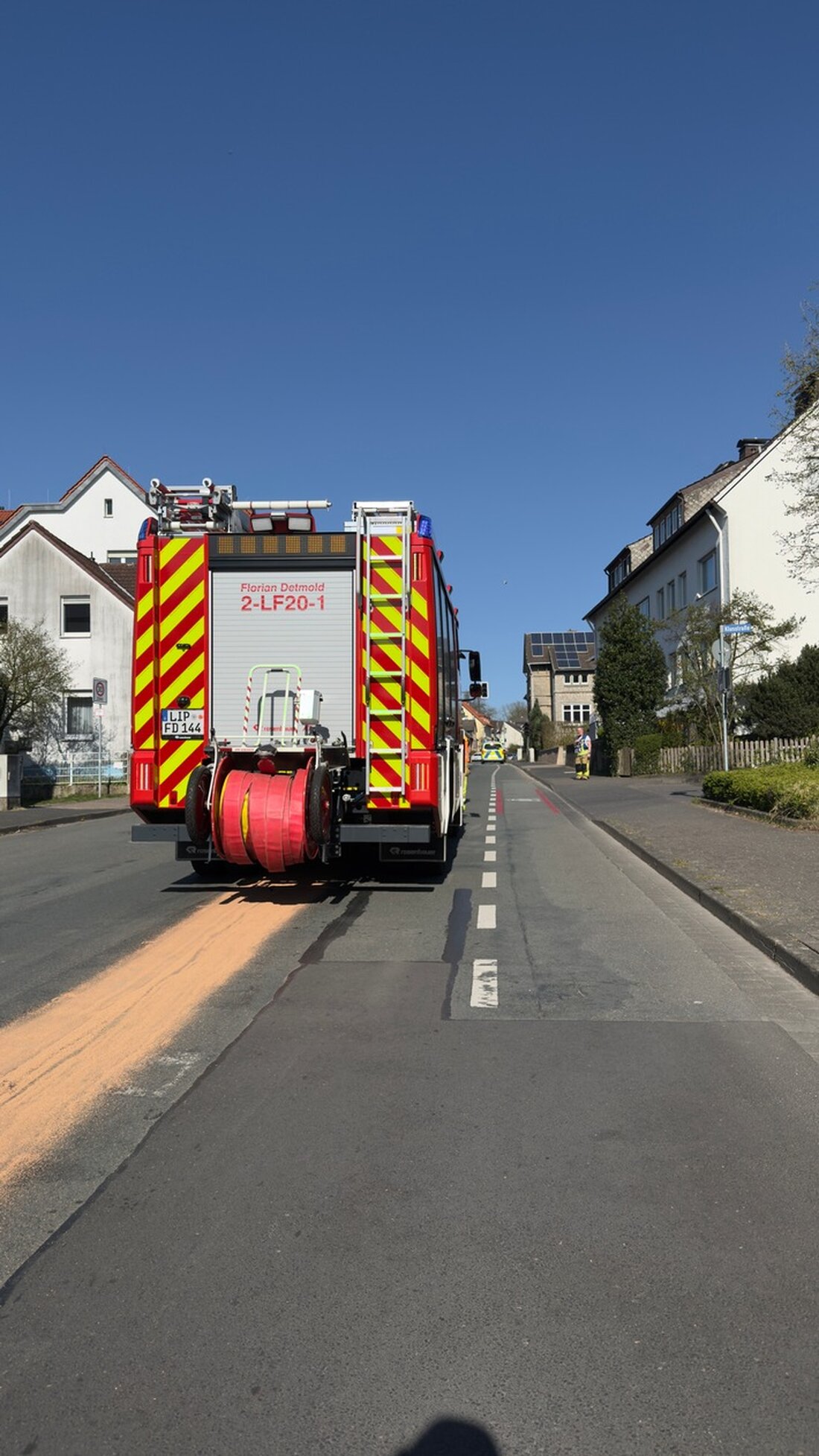 Ölspur auf der Richthofenstraße in Detmold führt zu Verkehrsbehinderungen im Feierabendverkehr. Feuerwehr sorgt für Reinigung.