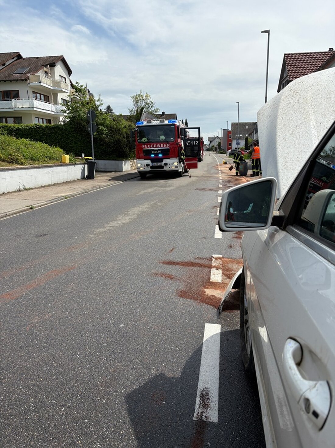 Die Feuerwehr Allensbach rückte am 03.05.2025 zu einer nicht dringlichen Ölspur nach einem Unfall aus. Einsatzort: Radolfzellerstraße bis K6170.