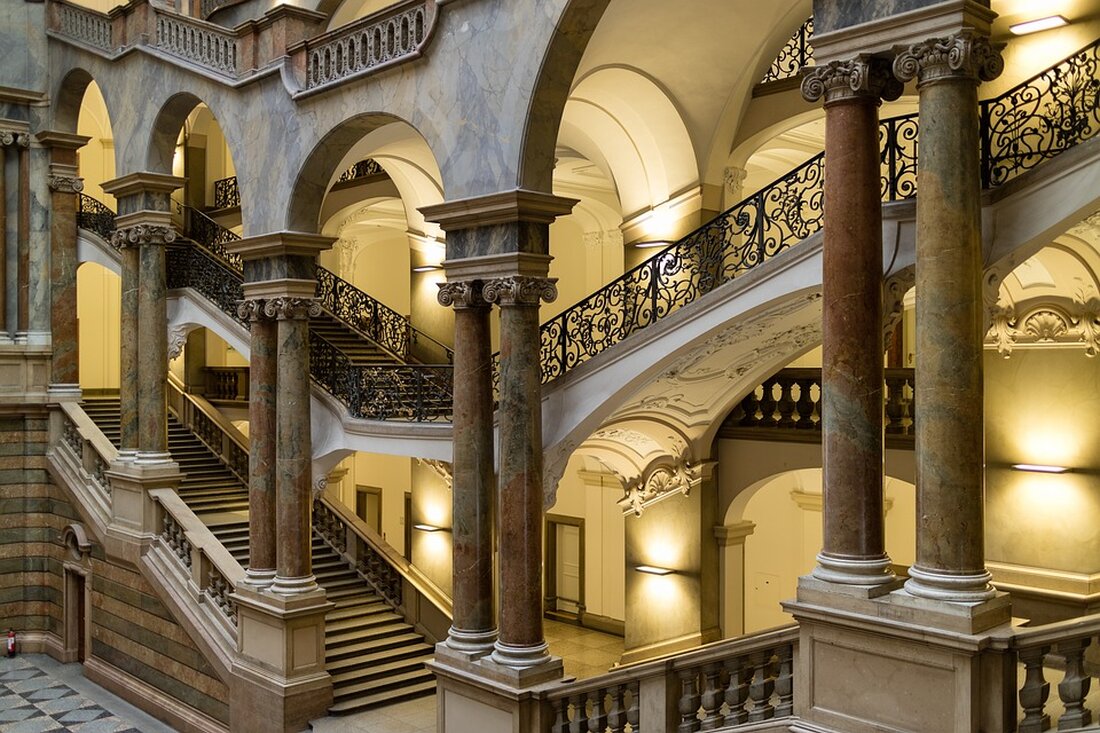 Der Strafprozess gegen den Musiker Gil Ofarim in Leipzig ist auch ein großes Medienereignis. Das Landgericht bereitet sich entsprechend vor, um Pressevertretern die Berichterstattung zu ermöglichen. Das Landgericht Leipzig rechnet mit einem gewaltigen Medieninteresse am Strafprozess gegen den Musiker Gil Ofarim. Bereits im letzten Jahr, als Verhandlungstermine geplant waren, gab es unzählige Anfragen von Journalisten und Medienhäusern. Damals ging es unter anderem um die Frage der Akkreditierungen. Für die anstehende Hauptverhandlung, die ab dem 7. November stattfindet, gibt es nicht mehr ganz so viele Presseanfragen, da alle wichtigen organisatorischen Details bereits geklärt sind. Der größte Sitzungssaal, der Schwurgerichtssaal, wurde für …