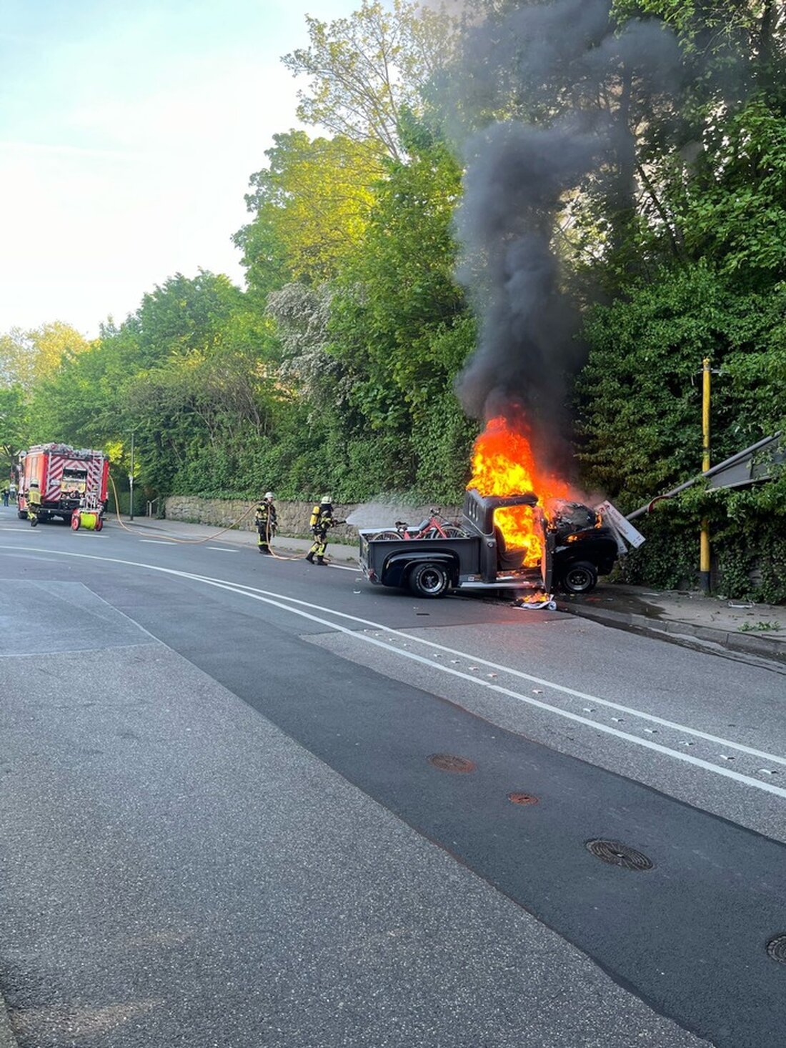 Am 30. April 2025 verunglückte ein Oldtimer in Essen und ging in Flammen auf. Eine Person wurde verletzt, die Polizei ermittelt.