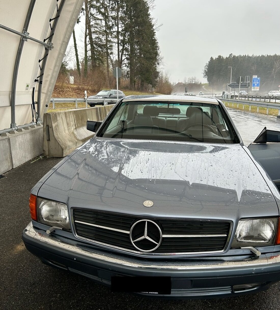 Ein 54-jähriger Slowene schmuggelt einen Oldtimer aus der Schweiz über die Grenze zur EU, ohne Zollanmeldung, und sieht sich nun Steuerhinterziehungs-Vorwürfen gegenüber.