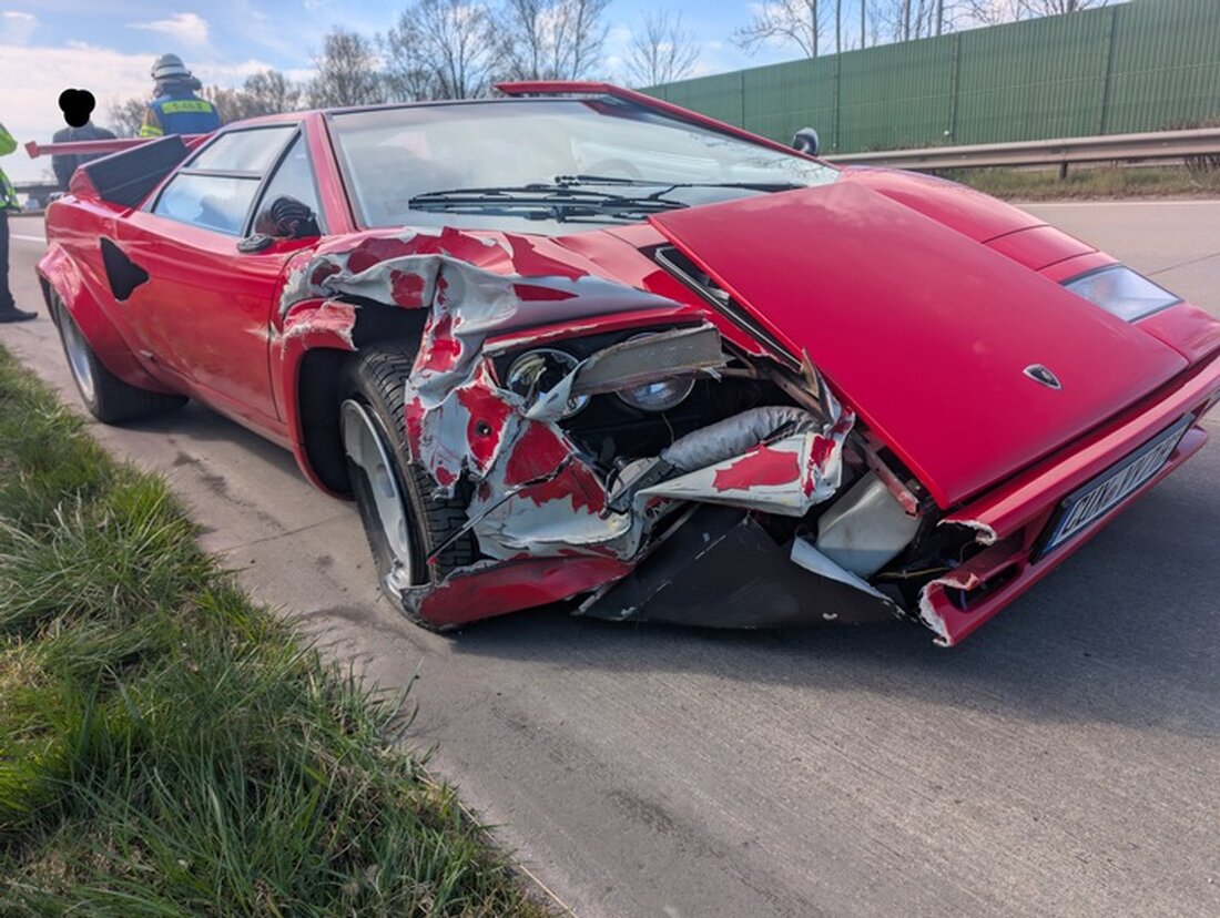 Ein Verkehrsunfall auf der BAB 27 bei Schiffdorf: Ein Lamborghini prallt gegen einen Transporter, ein Fahrer verletzt.