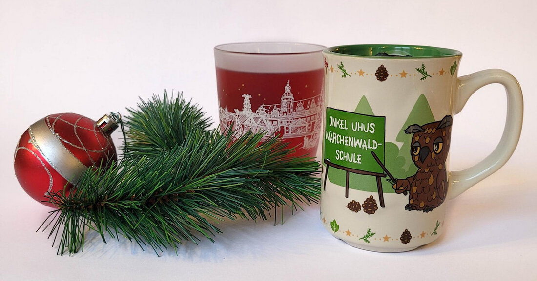 Weihnachtsmarkt-Kindertasse 2023: Onkel Uhu startet Märchenwald-Serie Die Begeisterung für die Helden der Sandmann-Welt hält auch für die Kindertassen der kommenden Jahre auf dem Leipziger Weihnachtsmarkt an: Mit Onkel Uhu startet eine neue Serie mit Tieren aus dem Märchenwald. Der weise Lehrer der Märchenwaldschule zieht auf dem Motiv seine Augenfedern hoch und unterrichtet die Kinder auf seine unnachahmliche Art klug und geduldig. Weitere noch gut bekannte Figuren werden in den kommenden Jahren folgen. Die neue Kindertasse schließt in Form und Farbgestaltung an die bisherigen sieben Motive der letzten Jahre an und wird die Grundidee so fortsetzen. 25.000 Stück der neuen Kindertasse …