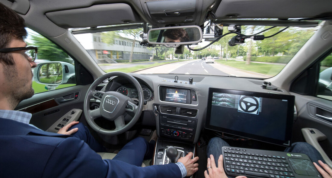 Die Automobilindustrie in Baden-Württemberg setzt verstärkt auf die gemeinsame Entwicklung von Open-Source-Software, um im internationalen Wettbewerb konkurrenzfähig zu bleiben. Unter der Federführung des Ministeriums für Verkehr und des Ministeriums für Wirtschaft wird ein großes Gemeinschaftsprojekt gestartet, das führende Unternehmen wie Porsche, Mercedes-Benz, Bosch, ETAS und e-mobil BW zusammenbringt, um die Chancen und Herausforderungen der Zusammenarbeit bei der Open-Source-Softwareentwicklung zu erörtern. Verkehrsminister Winfried Hermann betont die Notwendigkeit einer unternehmensübergreifenden Zusammenarbeit, da es ökonomisch nicht sinnvoll ist, dass jedes Unternehmen die Software komplett selbst entwickelt. Die verstärkte Nutzung von Open-Source-Software ermöglicht es auch kleinen und mittleren Unternehmen, von standardisierten Lösungen zu profitieren …