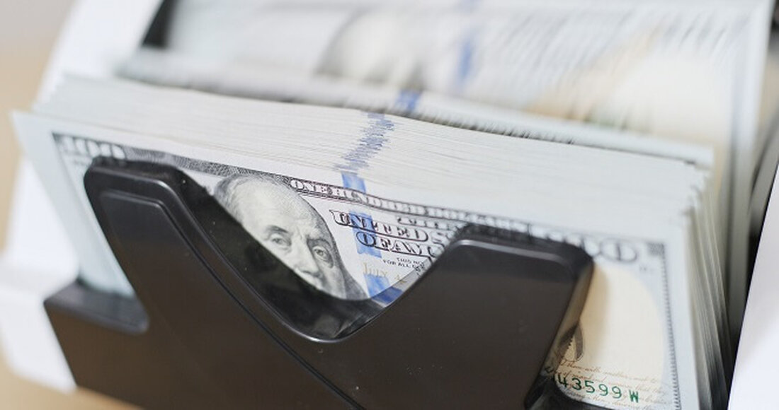 OpenEden führt mit Ripples 10-Millionen-Dollar-Investition tokenisierte T-Bills auf XRP Ledger ein. TBILL-Token werden durch US-Staatsanleihen gedeckt und erfordern die Einhaltung von KYC- und AML-Vorschriften. Im August sollen Token im Wert von 1,5 Milliarden US-Dollar freigegeben werden, darunter 609 Millionen US-Dollar XRP. In einem bahnbrechenden Schritt für die Schnittstelle zwischen traditionellem Finanzwesen (TradFi) und dezentralem Finanzwesen (DeFi) hat OpenEden, eine bekannte Tokenisierungsplattform, eingeführt tokenisierte US-Schatzwechsel (T-Bills) im XRP Ledger (XRPL). Diese Initiative, die durch eine beträchtliche Investition von 10 Millionen US-Dollar von Ripple unterstützt wird, markiert einen wichtigen Meilenstein bei der Integration realer Finanzinstrumente in die Blockchain-Technologie. TBILL-Token von OpenEden Die …