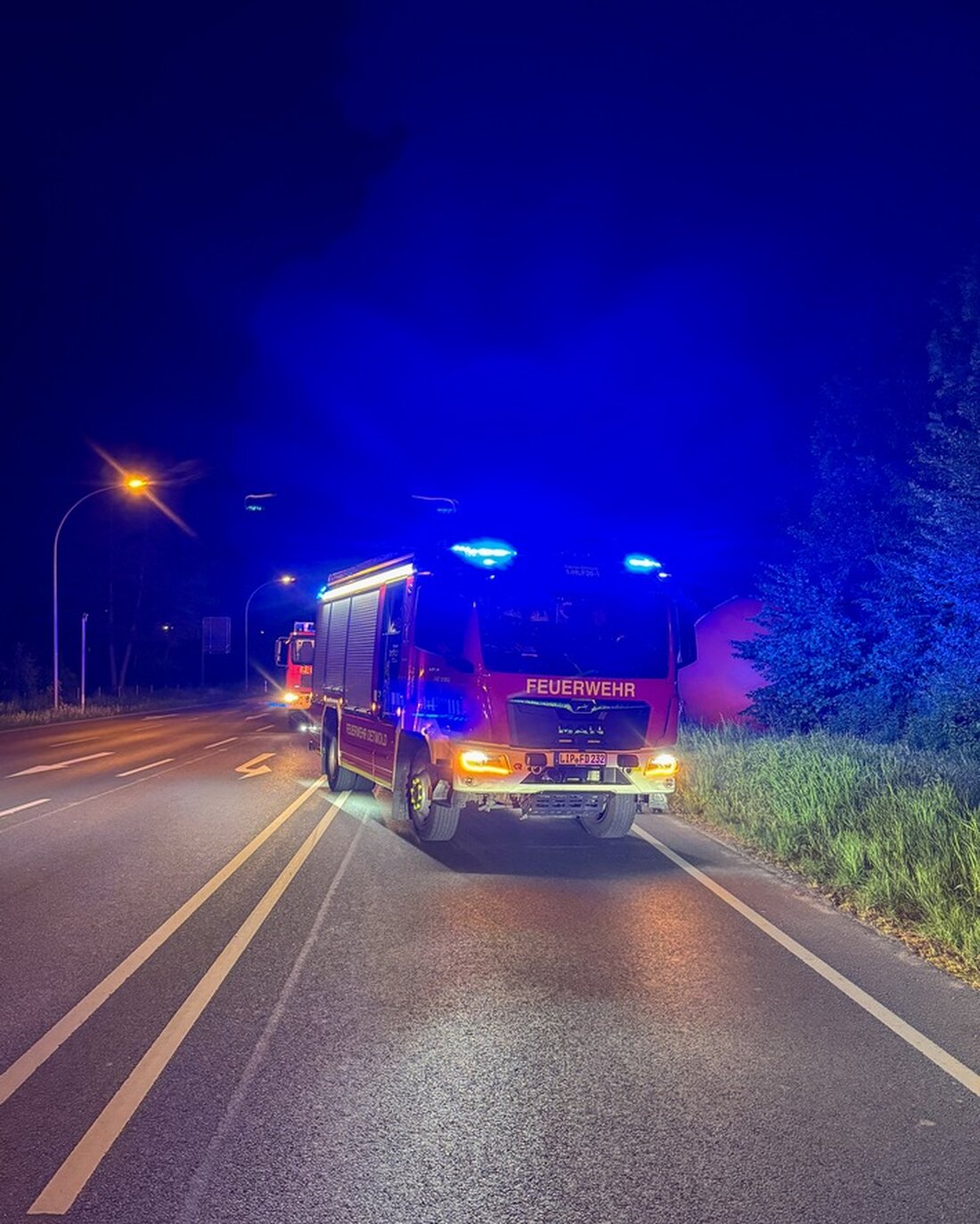 In den frühen Morgenstunden wurde die Feuerwehr Detmold zu einem nächtlichen Einsatz wegen einerorangenen Kugel alarmiert.