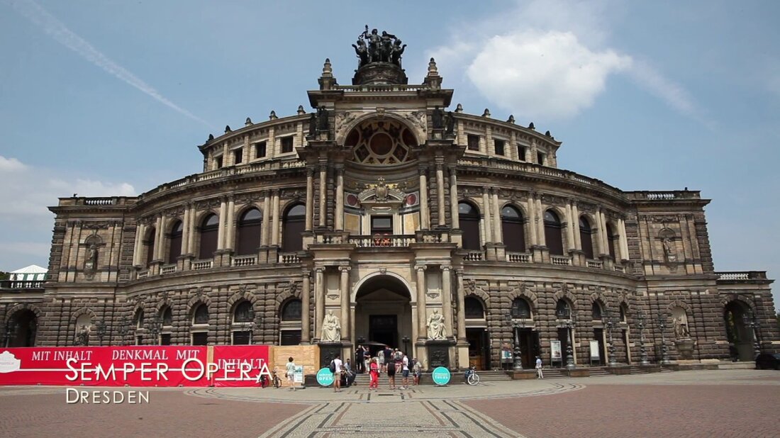 Besuchen Sie Sachsen mit seiner Vielfalt an Natur, Städten, Kunst und Gastronomie. Haben Sie schon vom „Kunstkraftwerk“ in Leipzig gehört? Ein toller Ort für Kunst in multimedialer Form. Oder wie wäre es mit der „Schlössernacht“ in Dresden mit all seinen wunderschönen Schlössern und der Weinstraße bei Meißen, wo Sie bei toller Aussicht köstliche Weine probieren können. Vielleicht hat sich herausgestellt, dass es in Sachsen viele, viele Sehenswürdigkeiten gibt! Komm und besuche uns! Weitere Informationen zu Sachsen: https://www.sachsen-tourismus.de/en/ Produktion: Daniel Clarke (https://www.danflyingsolo.com/) VisitGermany #Deutschland #Reisen . Youtube-Link