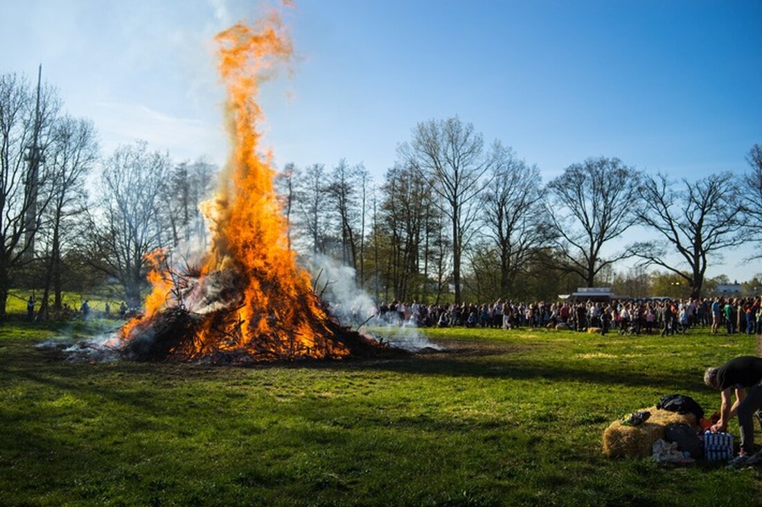 Die Feuerwehr Harksheide veranstaltet am 19. April 2025 ein Osterfeuer am Deckerberg mit Essen, Getränken und einem Kinderfeuer.