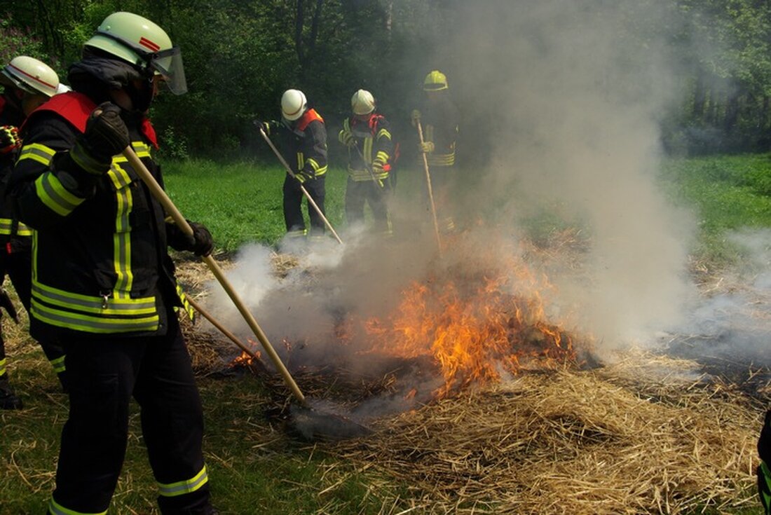 Der Landesfeuerwehrverband Schleswig-Holstein gibt Tipps für sicheres Osterfeuer bei trockenem Wetter und verantwortungsvolles Handeln.