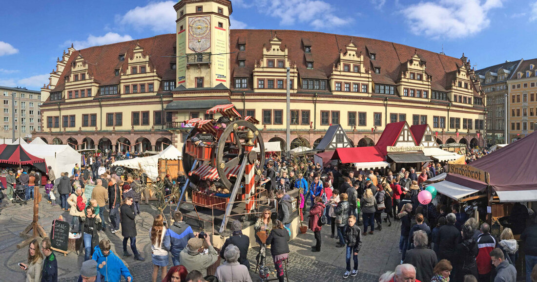 Ostermarkt 2023 mit Historischer Ostermesse eröffnet Marktsaison Nach der Winterpause lockt der Ostermarkt vom 5. bis 10. April 2023 wieder in die Leipziger Innenstadt und läutet zugleich die Veranstaltungssaison auf dem Markt ein. Rund 80 Händler bieten ein breites Sortiment an Waren passend zu den Osterfeiertagen an. Der Ostermarkt öffnet Mittwoch bis Ostermontag täglich (außer Karfreitag, 7. April) von 10 bis 20 Uhr seine Tore; am Ostermontag ist bis 18 Uhr geöffnet. © Stadt Leipzig / Marktamt „Wir starten voller Elan in das neue Veranstaltungsjahr. Es freut uns sehr, dass wir wieder viele über Jahre bekannte, aber auch sieben neue &hellip;