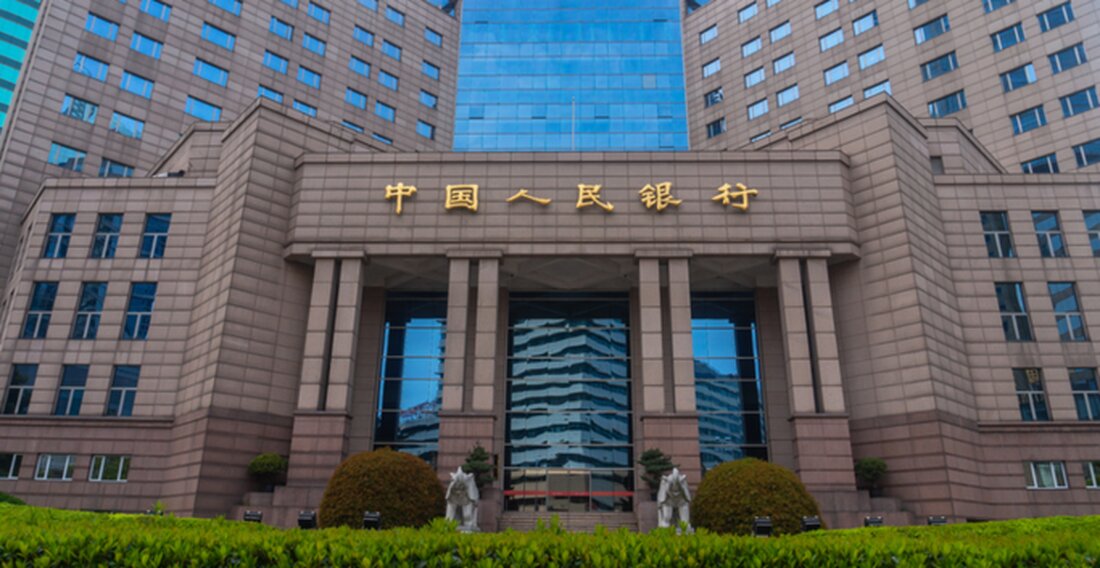 Die People’s Bank of China (PBoC) hat versprochen, Unternehmen, die Kryptowährungs-Handelsaktivitäten betreiben, in den Bann zu ziehen Die Niederlassung der People’s Bank of China in Shenzhen verstärkt ihre Bemühungen, gegen die Kryptowährungshandelsaktivitäten in der Region vorzugehen. Die Zentralbank sagte, sie sei verpflichtet, sicherzustellen, dass Unternehmen keinen Handel mit Kryptowährungen betreiben. Laut einem lokalen Bericht gestern hat die PBoC-Niederlassung in Shenzhen 11 Unternehmen geschlossen, weil sie angeblich am Handel mit Kryptowährungen und an Finanzaktivitäten beteiligt waren. Der Bericht wies darauf hin, dass die Bank Ende letzten Monats eine Liste von 46 Unternehmen zusammengestellt hatte, von denen sie vermutet, dass sie illegal …