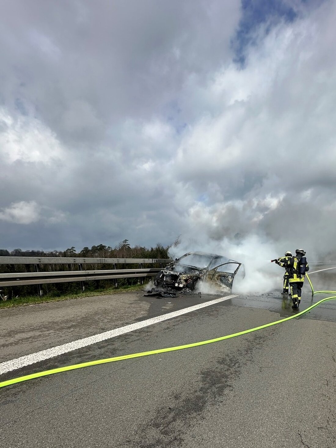 Am 13:45 Uhr brannte ein BMW auf der A1 Fahrtrichtung Köln. Feuerwehr Remscheid eilte mit 31 Kräften zum Einsatz. Alle Insassen blieben unverletzt.
