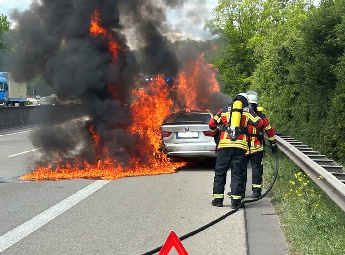 Ein PKW brannte auf der A 61 bei Waldalgesheim. Der Verkehr ist stark beeinträchtigt, Reinigung und Sperrung dauern an.