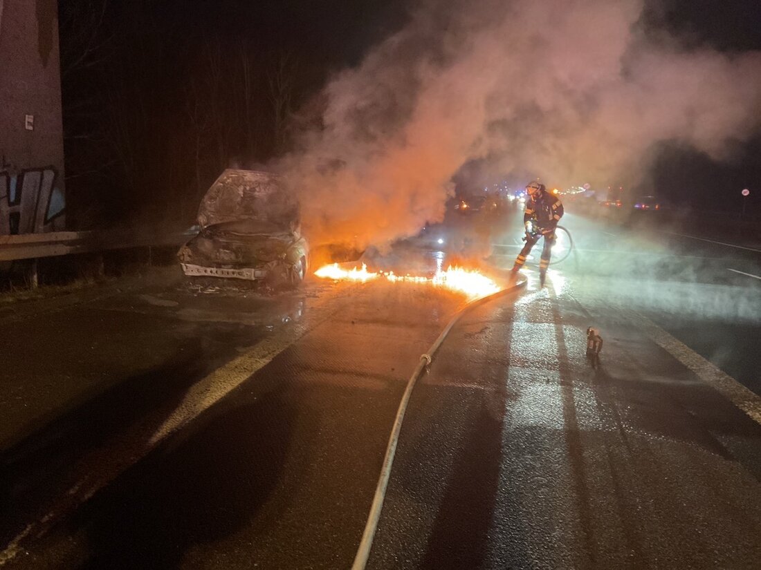 Ein PKW-Brand auf der BAB 45 bei Dortmund führte heute Morgen zu starken Verkehrsbehinderungen. Feuerwehr und Rettungskräfte waren vor Ort.