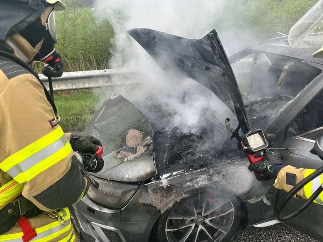 Feuerwehr Bremerhaven löscht PKW-Brand auf der BAB 27. Insassen blieben unverletzt, Einsatzkräfte schnell vor Ort.