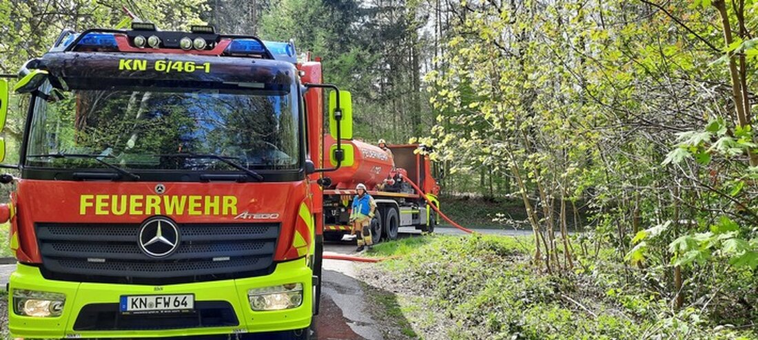 Am 15.04.2025 kam es auf der L220 bei Konstanz zu einem PKW-Brand, der auf den angrenzenden Wald übergriff. Feuerwehr im Einsatz.