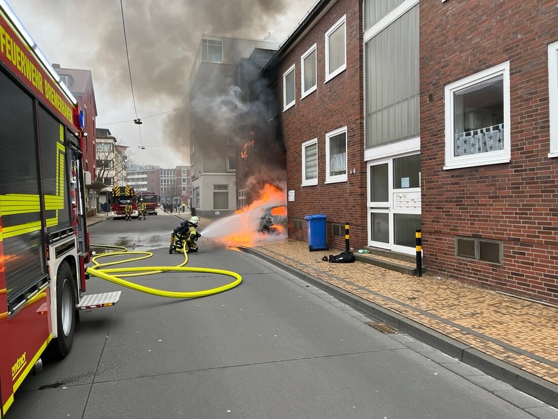 Am Freitagmittag löste ein PKW-Brand in der Schleswiger Straße einen Einsatz der Feuerwehr Bremerhaven aus. Schnelles Handeln verhinderte größere Schäden am Wohngebäude.
