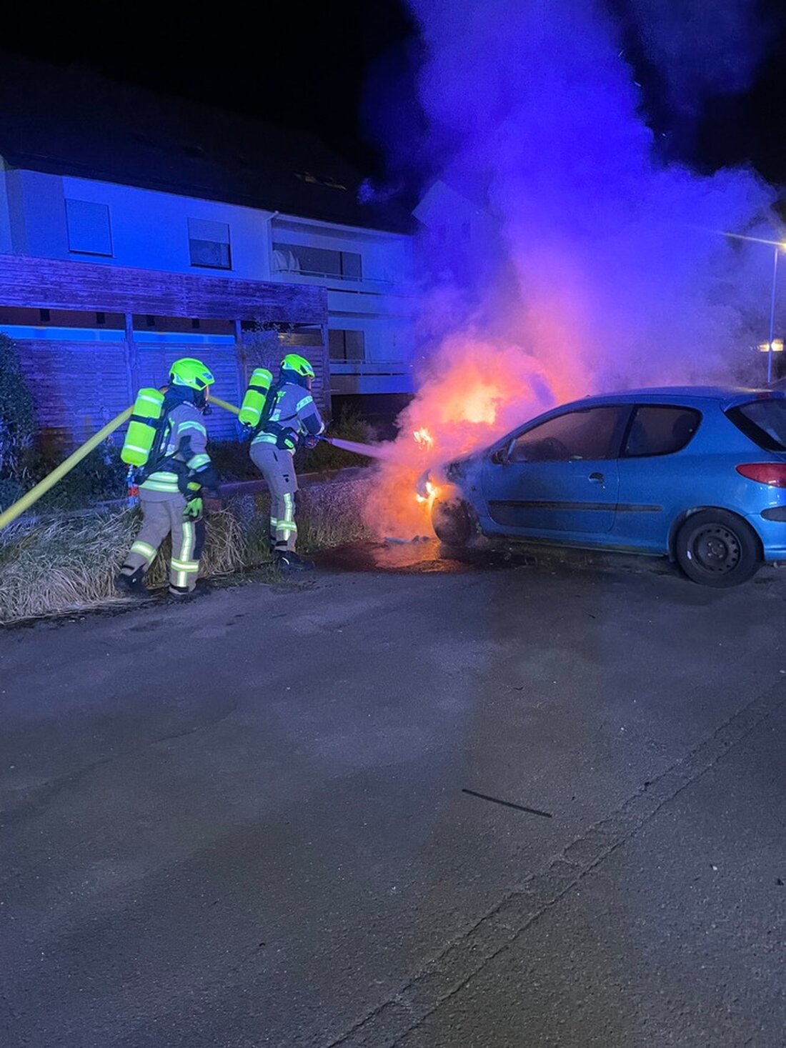 Ein brennender Pkw in der Annastraße wurde von der Feuerwehr Detmold zügig abgelöscht. Verletzt wurde niemand.