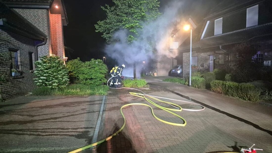 Am 06.05.2025 brannte ein PKW im Wohngebiet Labbeck. Die Feuerwehr löschte den Brand, Anwohner wurden gewarnt.