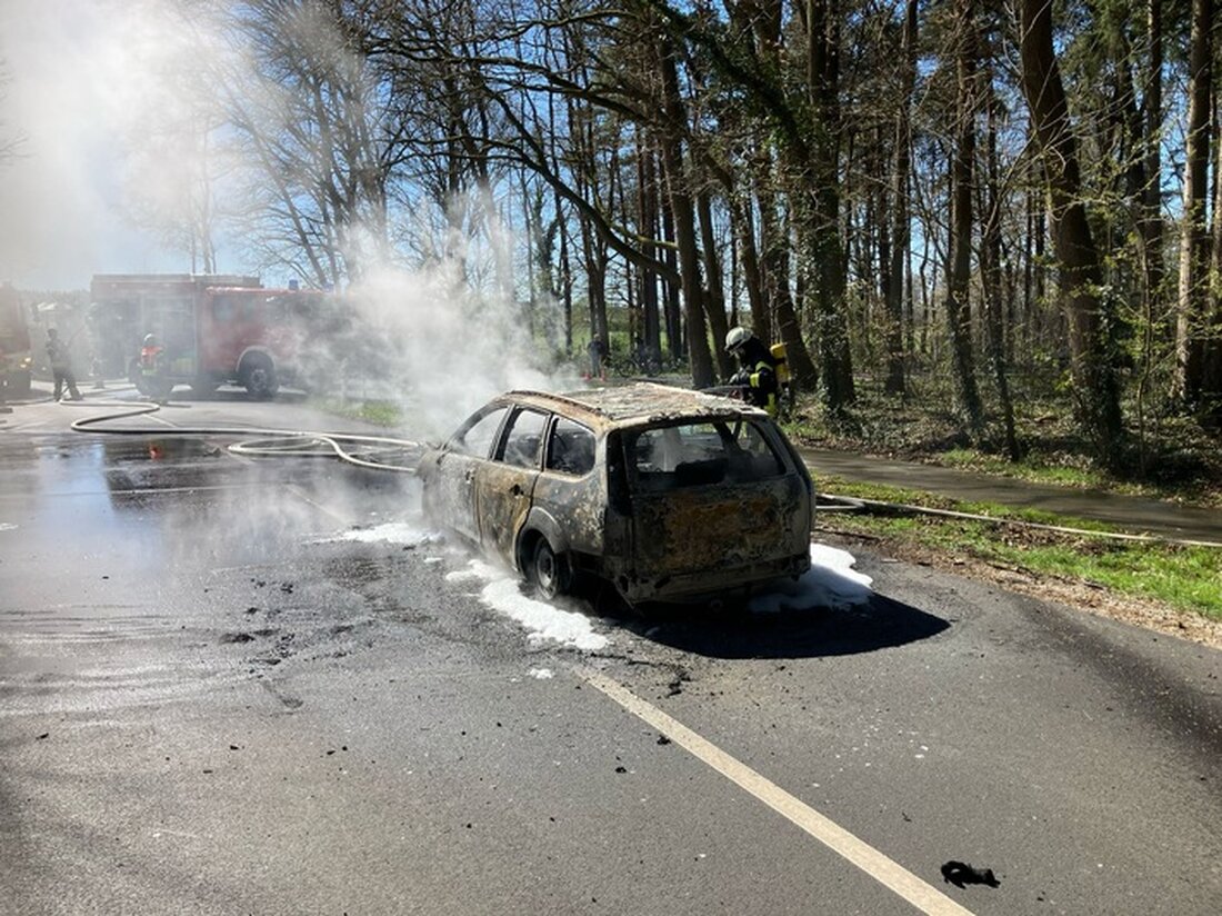 Am 07. April 2025 brannte ein PKW nach einem Unfall auf der K110 bei Meinstedt vollständig aus. Feuerwehr verhinderte größere Schäden.