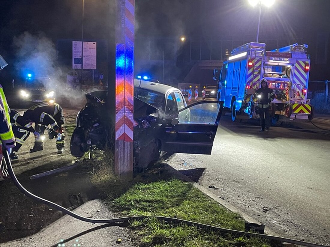 Ein PKW kollidierte gestern Abend mit einem Stahlpfeiler auf der B8 in Dinslaken. Feuerwehr sicherte den Brandschutz und unterstützte die Polizei.