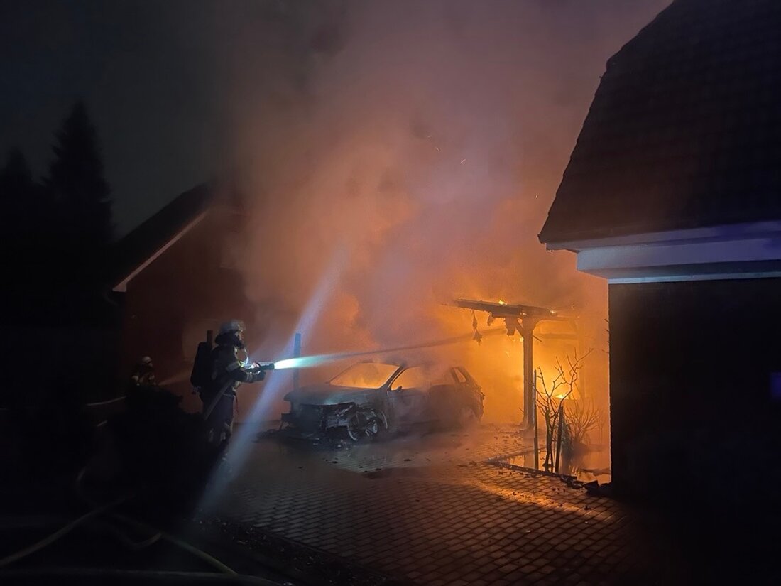 Die Feuerwehr Bremerhaven bekämpfte in der Nacht ein PKW-Feuer unter einem Carport in der Andreas-Hofer-Straße. Verletzte gab es keine.