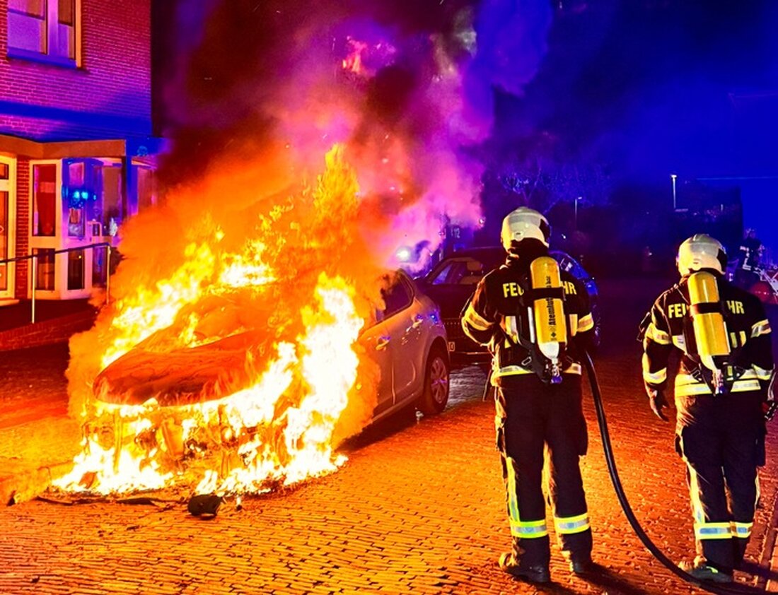 In Aurich brannte in der Hans-Böckler-Straße ein PKW. Die Feuerwehr konnte das Feuer schnell eindämmen, das Fahrzeug war jedoch verloren.
